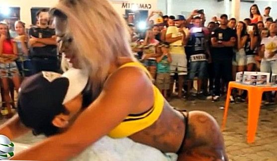 Shay Fox трахается с негром на диване, порно видео