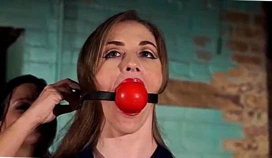 Потом она ложится на стол и раздвигает свои ноги, утопая в сладострастном омуте, порно видео