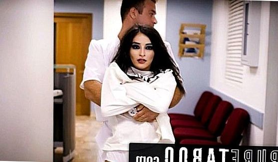 Фифтисент после съемок клипа снимает белую стриптизершу с большими сиськами, порно видео