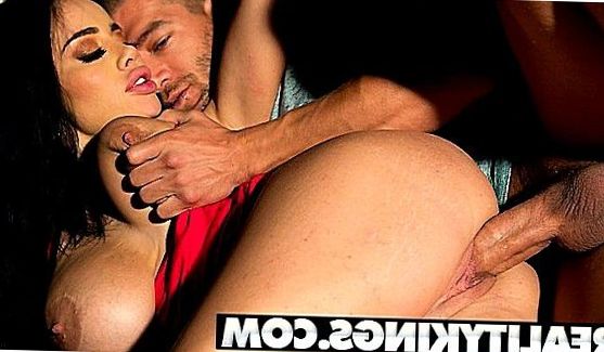 Мужик с блестящей лысиной трахнет в постели красивую бабенку в ее узкую шикарную анальную дырку, порно видео