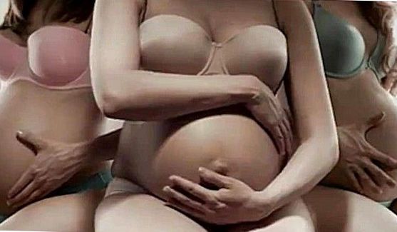 Стройняшка дома, показывает тело и киску, порно видео