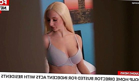 Ее анус нашпиговывают елдой по самое небалуй и заставляют ее кончать, порно видео