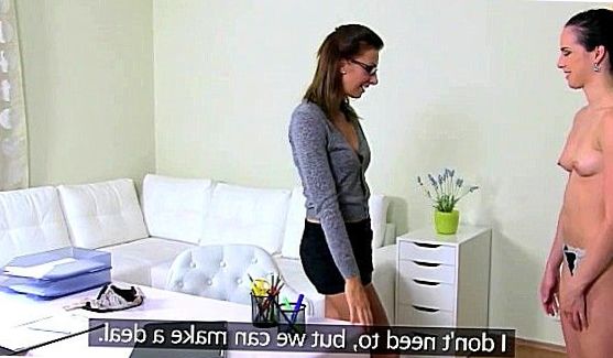 Страстная азиатка принимает большой член в рот и в попу, порно видео