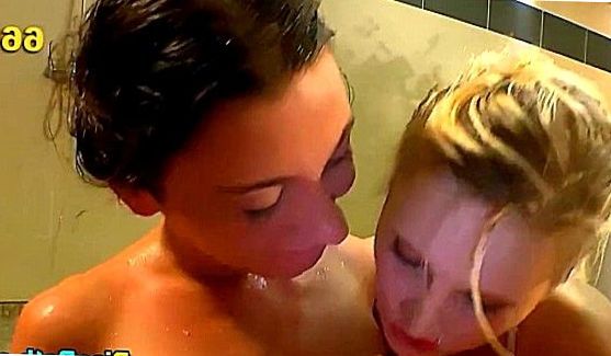 Красивая блондинка сидит и мастурбирует на камеру, порно видео
