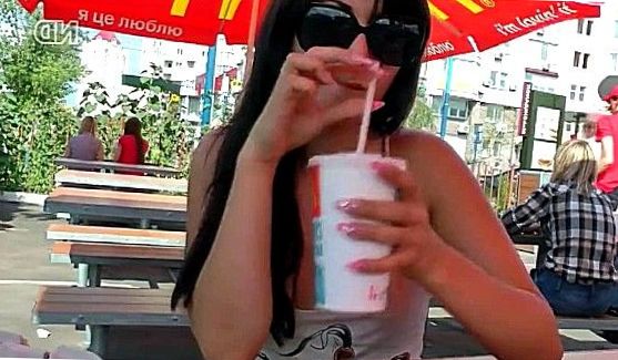 На что дамочка пригласила его зайти в дом и трахнуть ее на диване, порно видео
